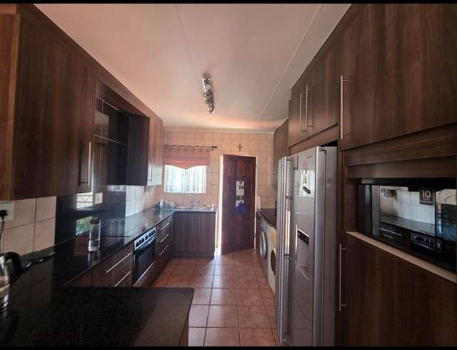 3 BEDROOM TOWNHOUSE FOR SALE IN EIKE PARK